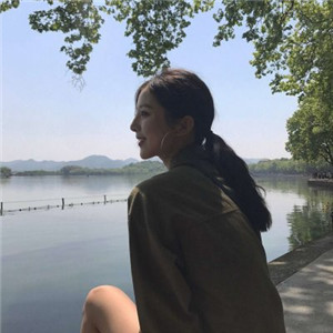 南充私人伴游网带你看到天际，白色盐湖无际，蓝色天空无边
